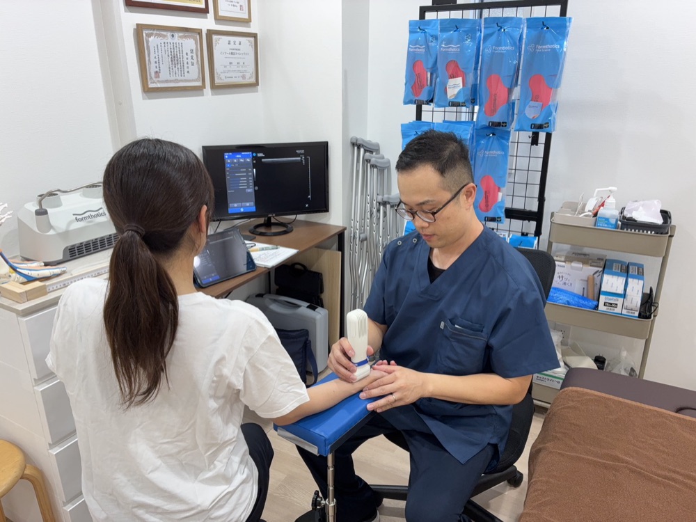 エコーで患部を確認する様子